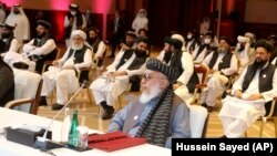 شماری از اعضای دفتر سیاسی طالبان در نشست میان افغانان در قطر