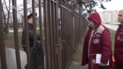 Тварам да сьценкі 2 гадзіны пад дажджом — як абыходзіліся з затрыманымі ў міліцыі