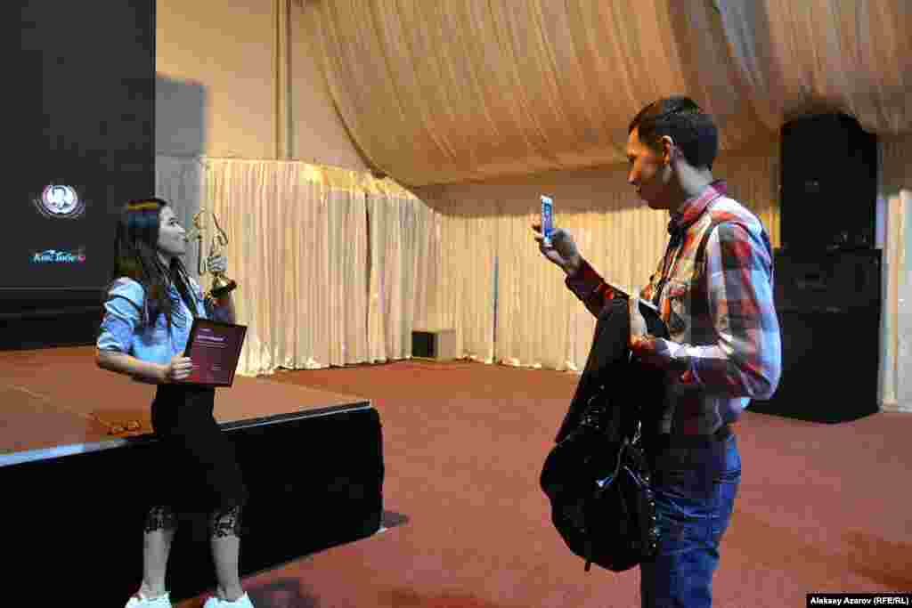 В номинации &laquo;Экспериментальное кино&raquo; победил фильм Санат Шакиевой &laquo;Комендант Ильменау&raquo;. Вручавший статуэтку и грамоту Ильяс Ахмет отметил, что в этой работе удачно использована художественная графика в формате документального кино. На снимке Санат Шакиева, позирующая с&nbsp;призом в руках фотографирующему ее парню. &nbsp;