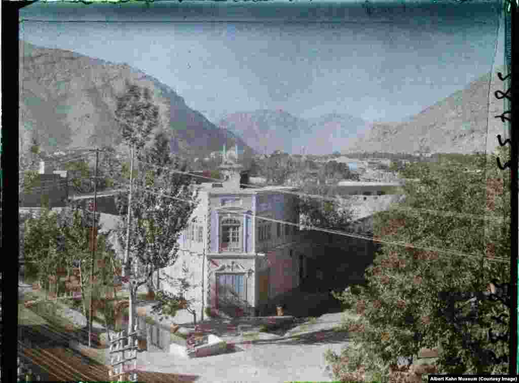 Кабул шаарындагы кызгылт түстөгү көп бурчтуу имарат.&nbsp;