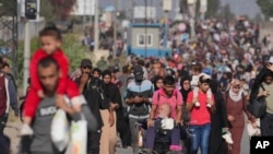 باشنده گان غزه درحال فرار از مناطق جنگ زده به جا های امن استند