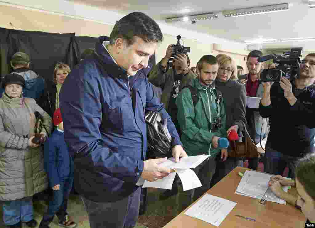 Голова Одеської ОДА Міхеїл Саакашвілі під час голосування в Одесі. 25 жовтня 2015 року&nbsp;
