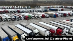 Літоўскія фуры на стаянцы ў Беняконях