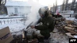 Український військовий готує біля пункту обігріву для жителів в Авдіївці, 31 січня 2017 року