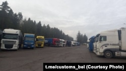 Літоўскія фуры, заблякаваныя ў Беларусі, на стаянцы ў пункце пропуску Беняконі