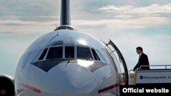 Алмазбек Атамбаев и самолет. 2012 год. 