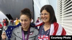 Элизабет Стоун и ее приемная мать Линда на Паралимпийских играх в Лондоне в 2012 году