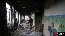 Український військовослужбовець в зруйнованій школі у селі Піски, що поруч з Донецьком, 26 жовтня 2015 року