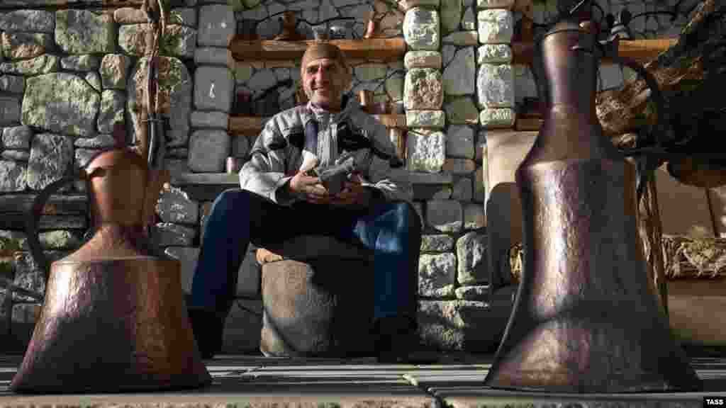 Кримський татарин Рефат Куртвелієв за професією електрозварник, проте чоловік знайшов себе в художньому куванні. Зараз він живе в селищі Поштовому Бахчисарайського району та займається виготовленням традиційного для кримських татар мідного посуду