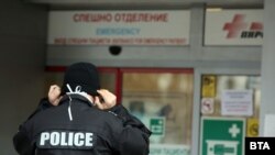 Сотрудник полиции в здании больницы. Иллюстративное фото.