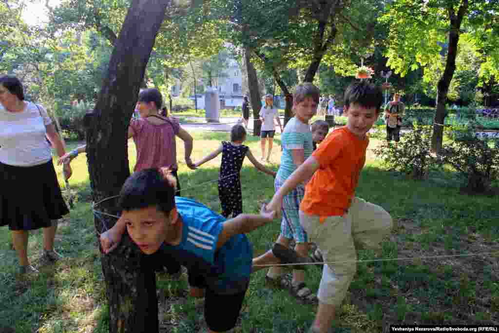 Одна з командних ігор, у яку грали гості свята. Її учасники мали подолати лабіринт з мотузок, тримаючись за руки та не відпускаючи один одного