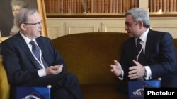 Belgium - European People's Party President Wilfried Martens (L) meets with Armenian President Serzh Sarkisian in Brussels, 14Mar2013.