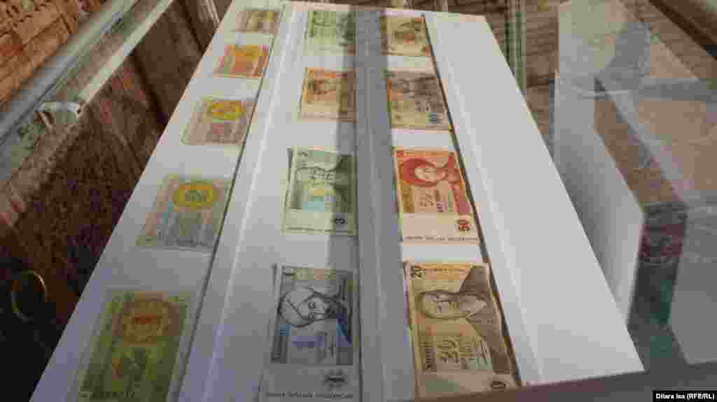 Первые банкноты тенге, которые были введены Казахстаном в обращение в 1993 году.