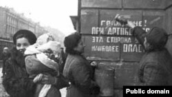 Жители Ленинграда закрашивают предупреждающую надпись. 1944 г.