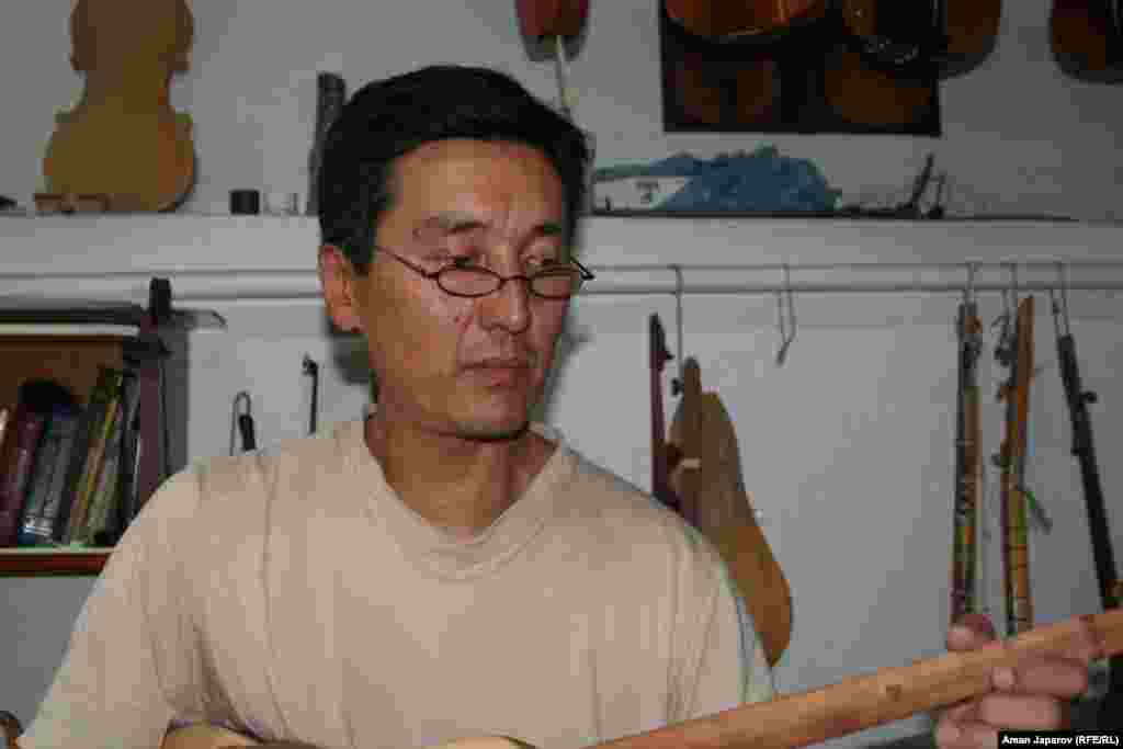 Турат Акунов, кыргызский мастер музыкальных инструментов. Дважды в год Мумбайский городской оркестр (Индия) поручает ему реставрацию своих инструментов.