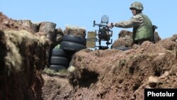 Հայաստանի ԶՈՒ զինծառայողը Ադրբեջանի հետ սահմանին մարտական հերթապահության ժամանակ, արխիվ