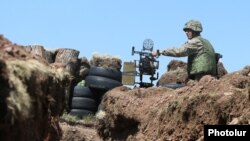 Հայաստանի ԶՈՒ զինծառայողը մարտական հերթապահության ժամանակ, արխիվ