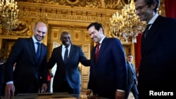 АКШнын мамлекеттик катчысы Марко Рубио, Франциянын тышкы иштер министри Жан-Ноэль Барро, Британиянын тышкы иштер катчысы Дэвид Лэмми жана Германиянын Тышкы иштер министрлигинин саясий директору Гюнтер Зауттер Парижде өткөн жолугушуулардын биринде.