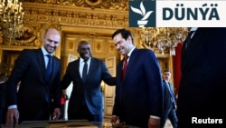 ABŞ-nyň döwlet sekretary Marko Rubio (ortadan sagda), Fransiýanyň baş diplomaty Žan-Noel Barro (çepde), Britaniýanyň daşary işler sekretary Deýwid Lammi (merkezi çepde) we Germaniýanyň Daşary işler ministrliginiň syýasy direktory Günter Zautter (sagda) Pariždäki duşuşykda.(arhiw)