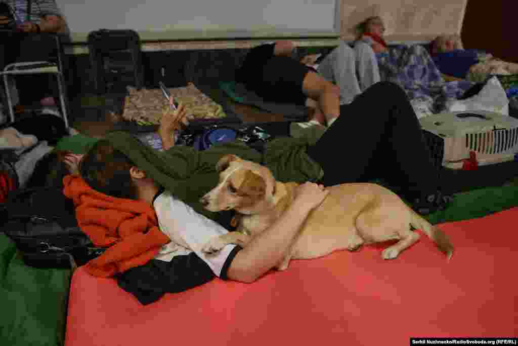 Узакка созулган түнкү аба чабуулдары тууралуу эскертүүлөр жарыяланганда үй-бүлөлөр метролорго түшүп уктаганга аргасыз. 