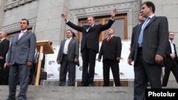 Հայաստան -- Հայ ազգային կոնգրեսի առաջնորդ Լեւոն Տեր-Պետրոսյանը ողջունում է հանրահավաքի մասնակիցներին, Երեւան, 3-ը մայիսի, 2012թ․