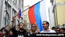 Любовь Соболь и Иван Жданов (справа) на акции 14 июля