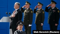 Президент України Петро Порошенко (л) і військові під час виконання гімну на військовому параді з нагоди Дня Незалежності України, Київ, 24 серпня 2017 року