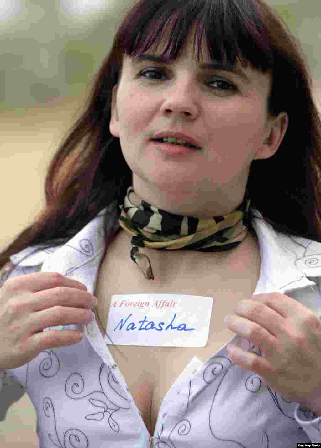 Жительница Волгограда с именным бейджем на вечере знакомств брачного агентства с потенциальными женихами-иностранцами, 2006.