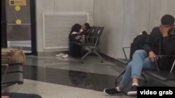 Акс аз навори видеоии фиристодаи мусофирони тоҷики дармонда дар фурудгоҳи "Шереметево"