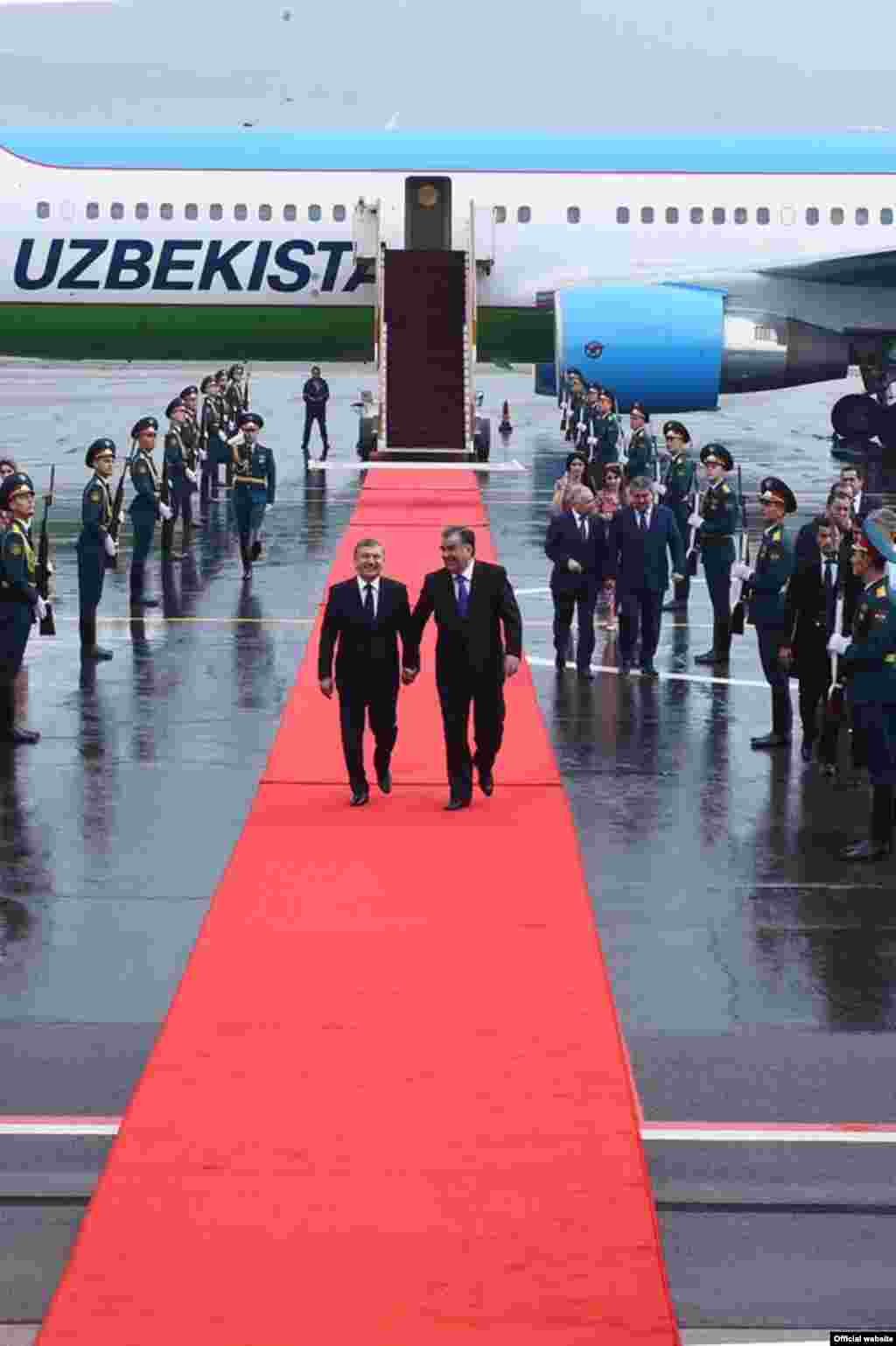 Лидерлер аймактагы жана эл аралык маселелерди талкуулашат. Ошондой эле иш сапарынын алкагында эки коңшу мамлекеттин ишкерлери катышкан бизнес-форум өтөт.