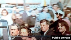 ԱՄՆ-ի 35-րդ նախագահ Ջոն Քենեդին եւ նրա կինը` Ժակլին Քենեդին 1963 թվականի նոյեմբերի 22-ին Տեխասի Դալաս քաղաքում` նախագահի սպանությունից վայրկյաններ առաջ