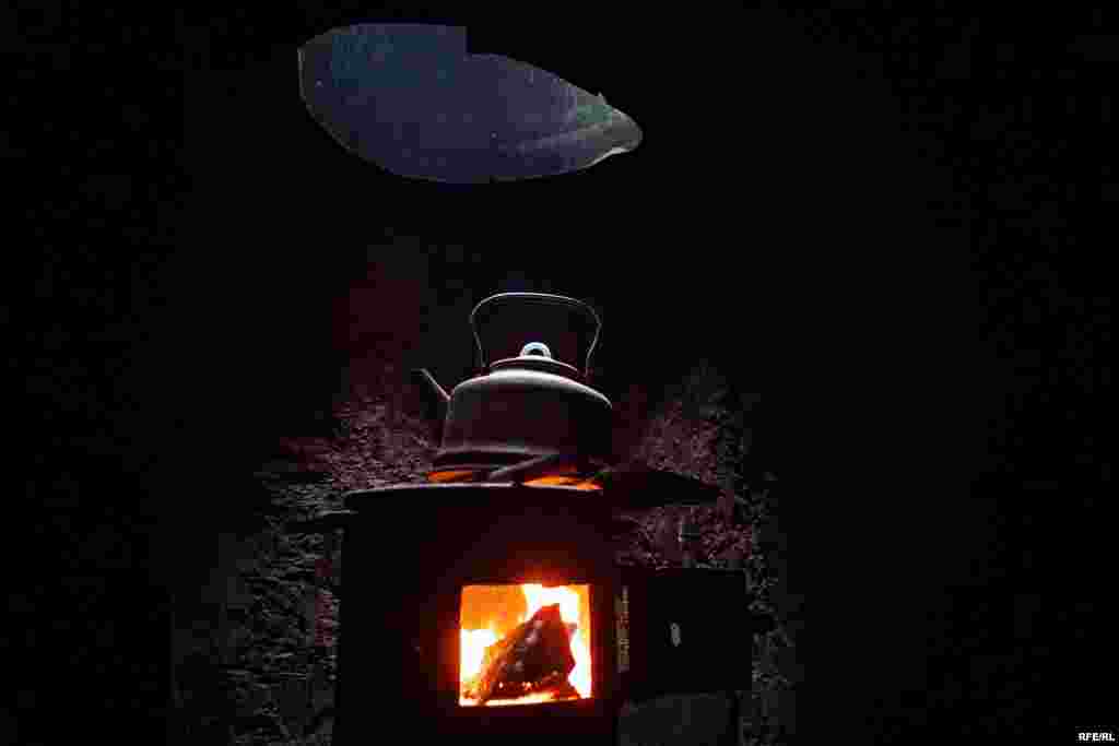 Пічка-буржуйка, що облаштована глибоко у підземному сховищі, забезпечує військових теплом, а також дозволяє підігріти воду для чаю та кави