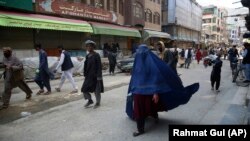 با وجود محدودیت گشت و گذار مردم در شهر کابل آمده تا برای ماه رمضان مواد خوراکی خریداری کنند.