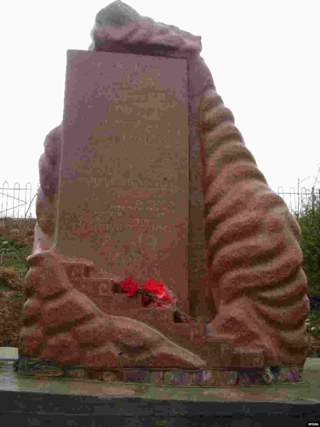 17-мартта Аксынын тургундары “каргалашалуу окуянын” курмандыктарын эскеришти.  - Commemoration Events in Aksy District of Jalal-Abat Region Devoted to Victims of 17-18 March Aksy Shooting. Kyrgyzstan - March 17, 2009