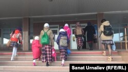 Орал қаласындағы №37 жалпы мектептің оқушы қыздарын ата-аналары сабаққа апара жатыр. 5 қазан 2017 жыл.
