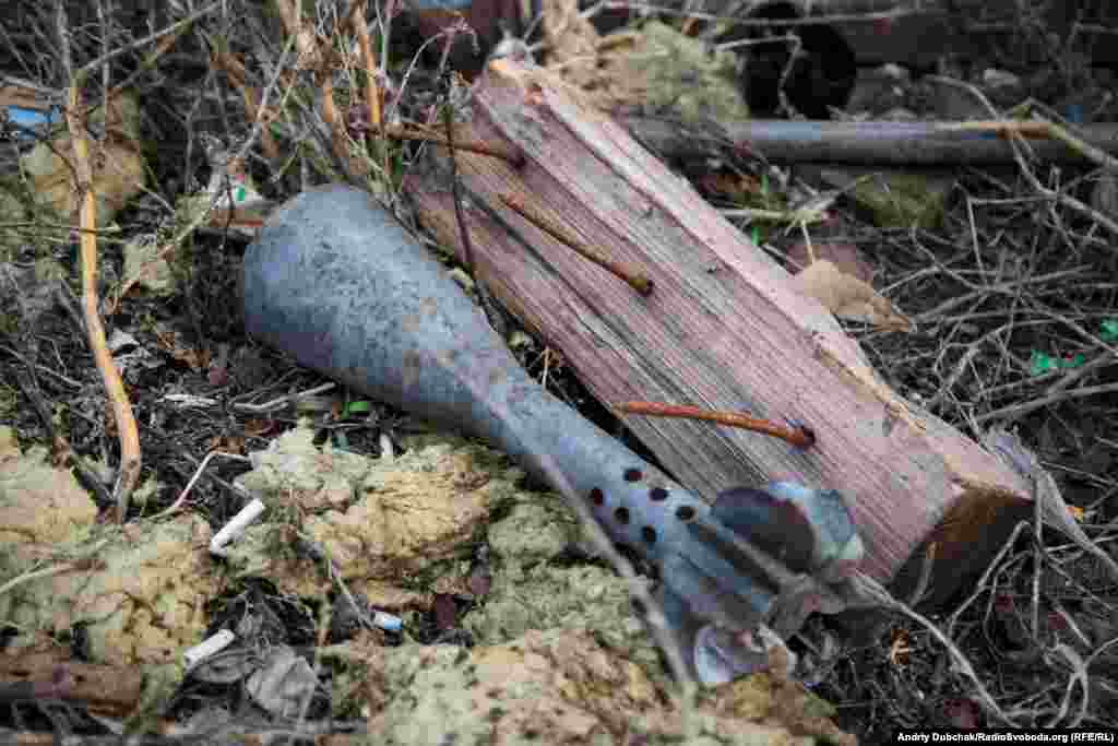 Ближче до передових земля буквально завалена цеглою від будинків та рештками від боєприпасів