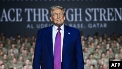 Дональд Трамп на фоне надпісу «Мір празь сілу», травень 2025 году