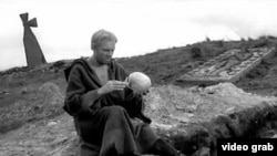Кадр из фильма Григория Козинцева "Гамлет" (1964) 