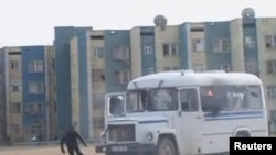 Çaknyşyk Žanaozen şäherinde polisiýa güýçleri şäheriň merkezi meýdanyny 6 aýdan gowrak bäri eýeläp ýatan nebitçileri bu meýdandan çykarmaga synanyşanda bolupdyr.