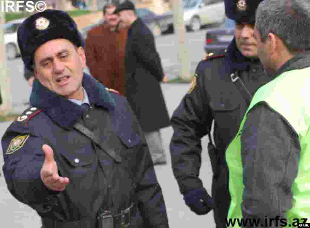 Polis Konstitusiya Məhkəməsinin keşiyində #1