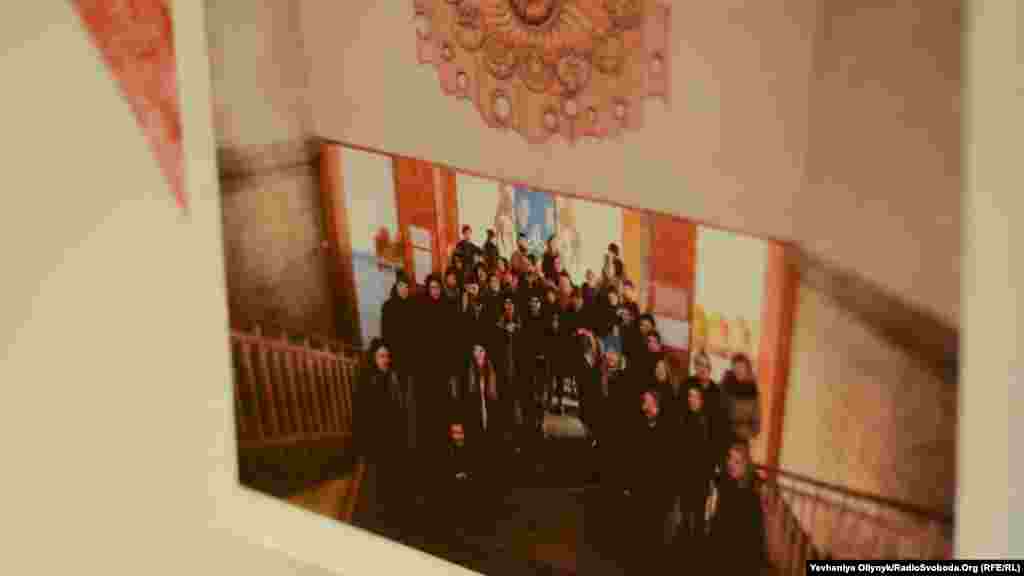 &laquo;Відкрита група&raquo;, &laquo;Ті самі місця&raquo;. Експозиція документує подорож місцями з об&rsquo;єктами Закарпатської спілки художників радянської України. Учасники &laquo;Відкритої групи&raquo; вирішили подивитися, як зараз виглядають проекти радянського ужгородського Художфонду. Проект задумали ще до ухвалення &laquo;декомунізаційних&raquo; законів, і художники кажуть: більшість робіт зникла й без владних директив.