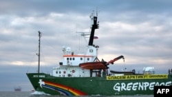 Нидерландский ледокол "Арктик Санрайз" в Печорском море. 17 сентября 2013 года