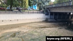 Обмелевшая река Салгир в районе библиотеки им. Франко в Симферополе. 20 октября 2025 года