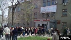 Жараат алгандарга кан берүүнү каалаган шаар тургундары, 8-апрель 2010-жыл.