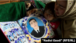 Вдова Сухроба Хушакова показывает фото своего супруга