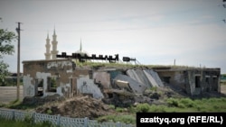 Минареты мечети за разрушенным зданием бывшей «Кулинарии». 11 июня 2021 года