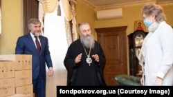 Вадим Новінський (л) і митрополит УПЦ (МП) Онуфрій (с), фото 8 квітня 2020 року