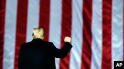 Буга чейин бир катар басылмалар  Дональд Трамп 20-январда эртең менен Ак үйдөн Флоридадагы өзүнүн Мар-а-Лаго резиденциясына учуп кетерин жазышкан. 