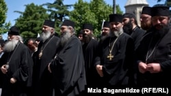 По мнению наблюдателей, столь жесткая реакция духовенства – серьезный сигнал властям