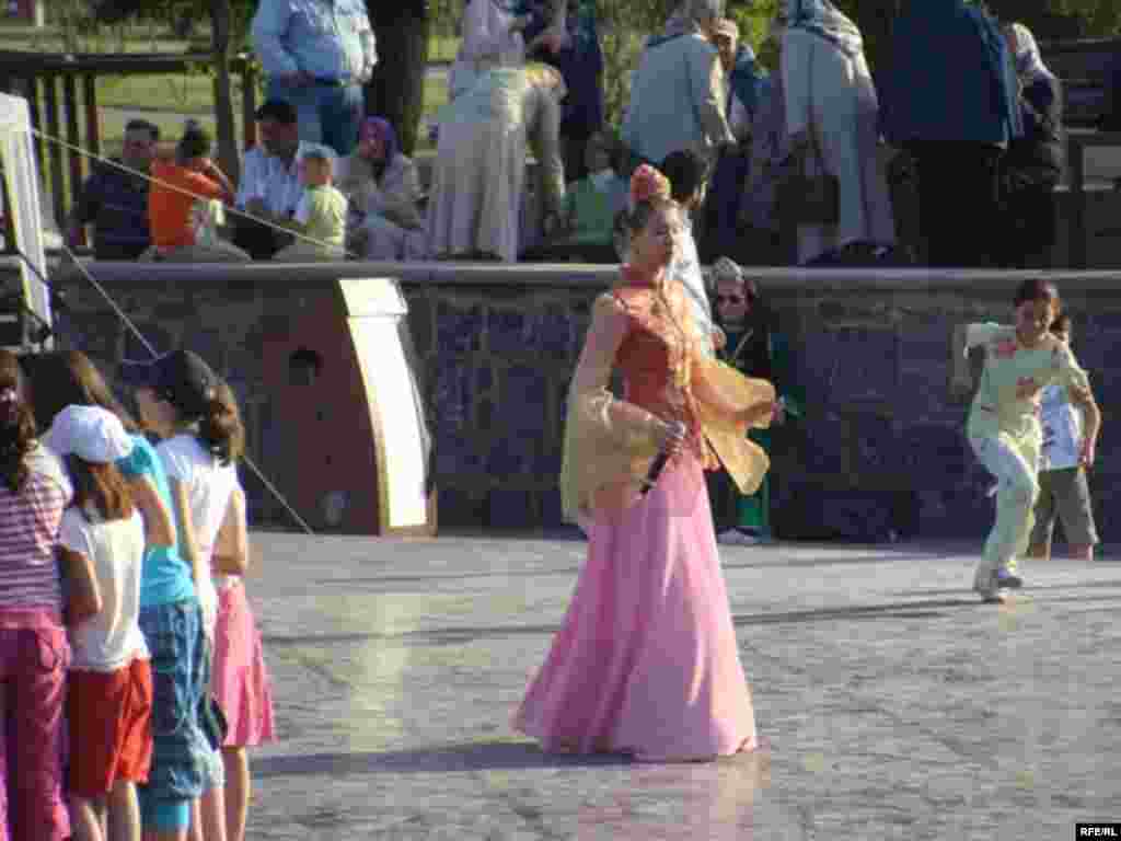 İstanbul Sabantuyı - 2009 - İstanbulda Topkapı mädäniät parkında uzgan tatar sabantuyı. Selman Yeşil fotoları © tawish.org